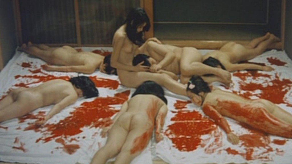 Famosa escena de la película Violated Angels (Okasareta hakui, Kôji Wakamatsu, 1967), donde el criminal descansa sobre las piernas de la joven, rodeados por los cuerpos de las enfermeras. Fuente: mubi.com.