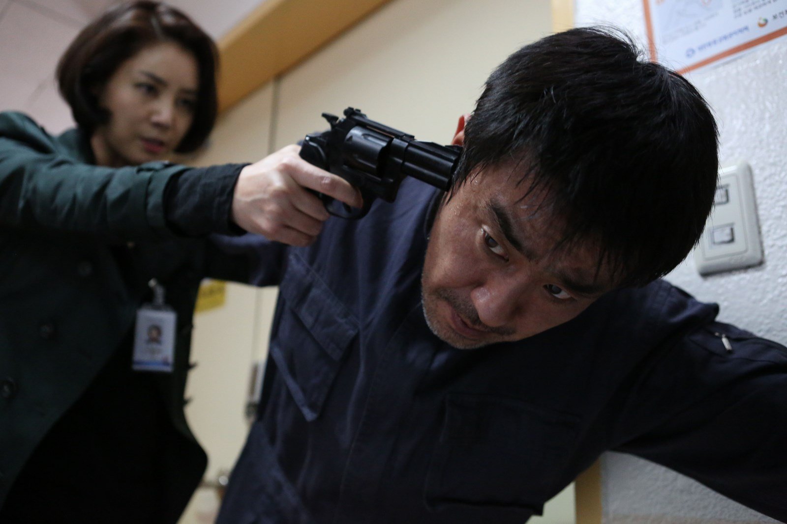 Yeo-Hoon es acorralado por una detective mientras intenta escapar del hospital.