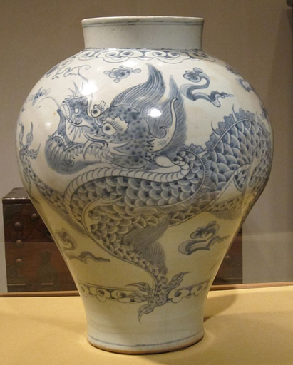 Jarrón de porcelana azul y blanca con representación de un dragón. Dinastía Joseon (1392-1910). Honolulu Museum of Art. 