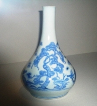 Botella de porcelana azul y blanca con decoración vegetal. Dinastía Joseon, siglo XIX. 