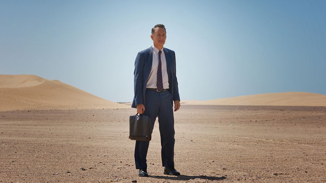 Alan Clay (Tom Hanks) ante la inmensidad del desierto.