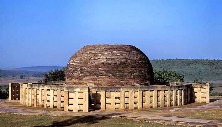 Stupa 2 de Sanchi (siglos II-I a.C.).