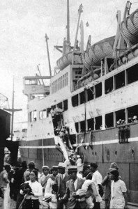 Japoneses desembarcando en el Puerto de Santos.