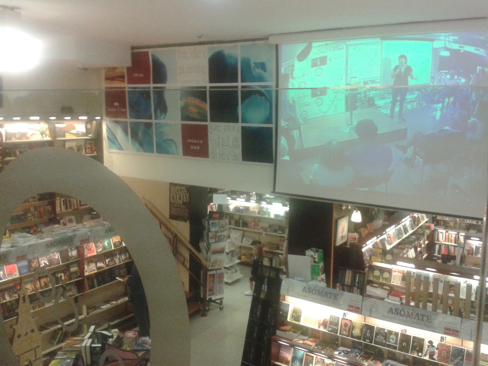 Vista del interior de la tienda desde la sala de conferencias, con la pantalla de proyecciones a través de la que se transmitía en directo el evento (fotografía de la autora).