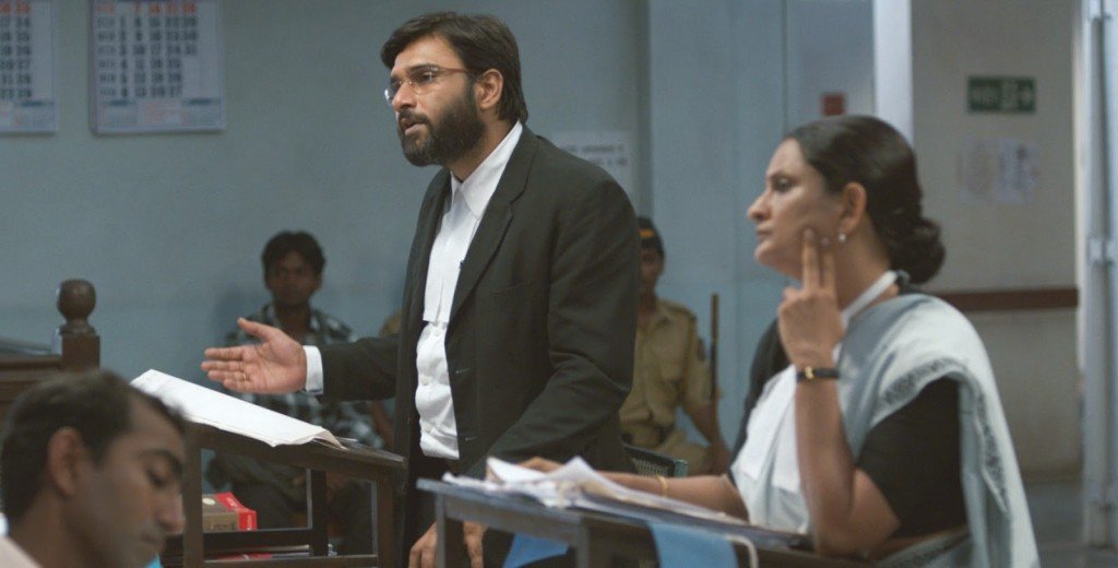 El abogado defensor (Vivek Gomber) y la fiscal (Geetanjali Kulkarni) en uno de los momentos del juicio.