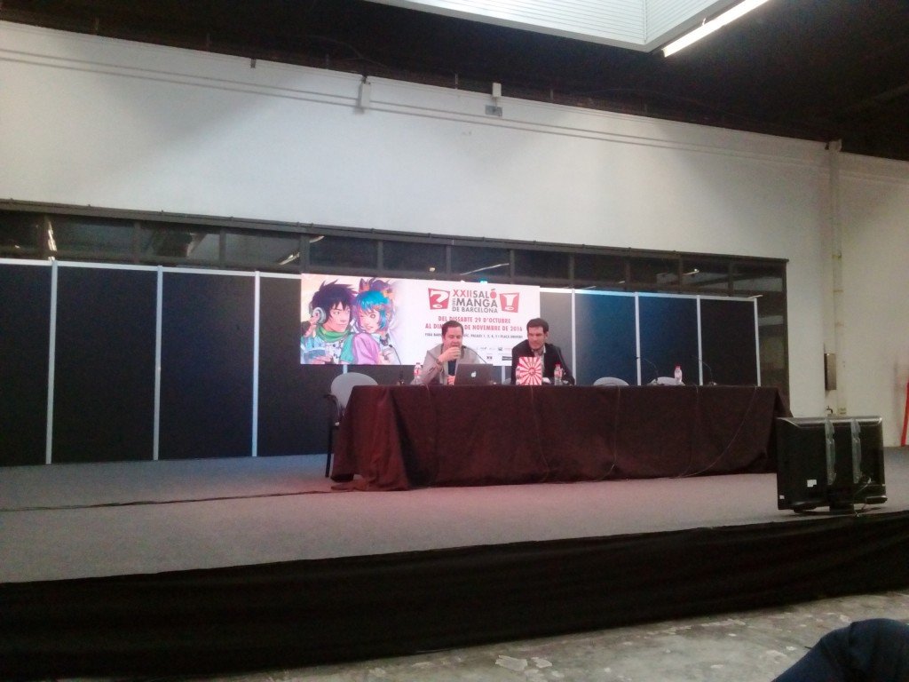 José Andrés Santiago a punto de comenzar la charla sobre orígenes del manga, acompañado por Oriol Estrada. 