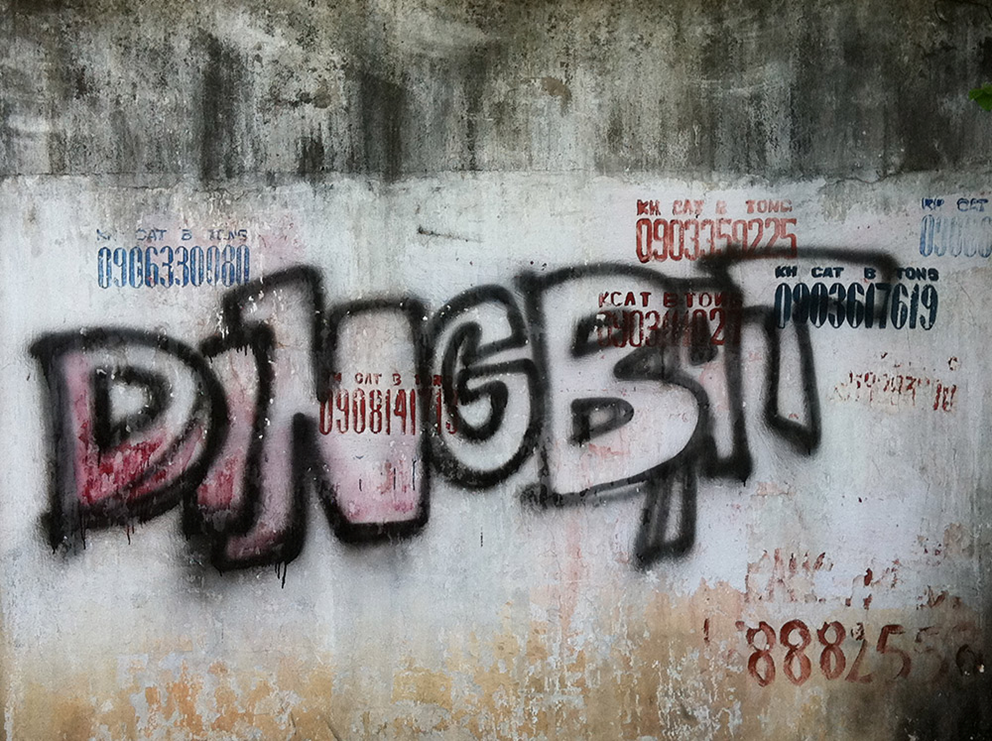 Anuncios KCBT y graffiti en Ho Chi Minh City. Foto © Cristina Nualart