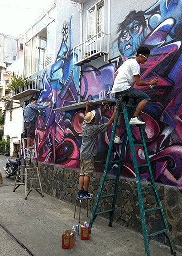 Creación de mural sobre el centro de arte Zerostation, Ho Chi Minh City. Foto © Cristina Nualart