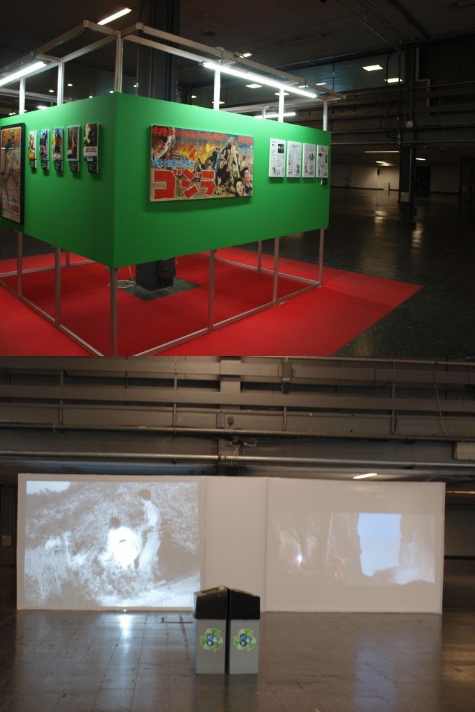 Arriba, vista general del montaje de cartelería sobre kaijû eiga. Abajo, las pantallas en las que se proyectaban escenas de películas del género. 