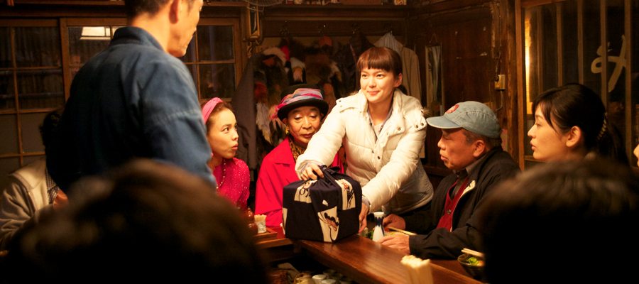 Escena que demuestra la diversidad de personajes que frecuentan el restaurante.