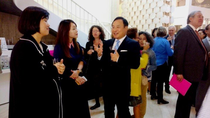 SEO charlando con el embajador de Corea del Sur, Park Hee-Kwon.