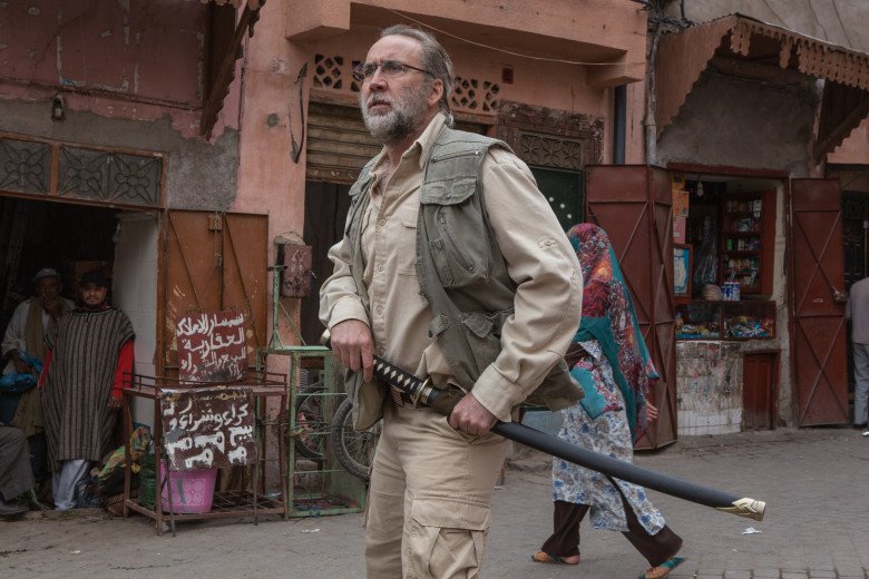 Escena de Faulkner (Cage) en Islamabad, en búsqueda del terrorista con su katana.