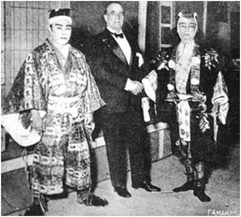 Enrique Borrás felicitando a los actores japoneses, 1930