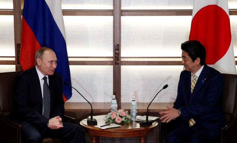El presidente ruso Vladimir Putin y el primer ministro nipón Shinzô Abe, al comienzo de su encuentro el pasado 15 de diciembre (fotografía de Toru Hanai, fuente: Reuters).