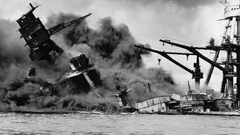 El USS Arizona es dañado durante el ataque japonés a Pearl Harbor el 7 de diciembre de 1941.