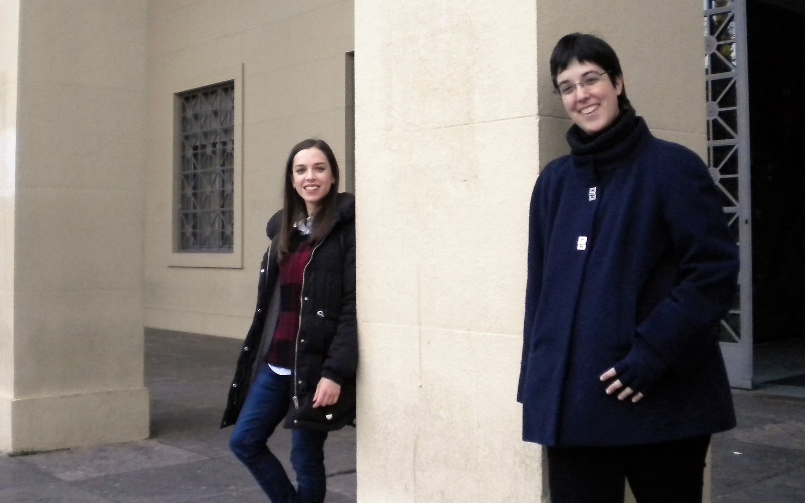 Sandra y Claudia delante de la Facultad de Derecho, donde Claudia estudia un posgrado.