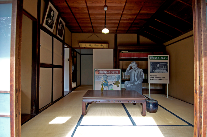 Interior de la casa de Natsume Sôseki y Ogai Mori, 1887, Meiji-Mura (cerca de Nagoya). En esta fotografía vemos con claridad elementos típicos de la arquitectura tradicional como los fusuma, los tatami o la mesa baja.
